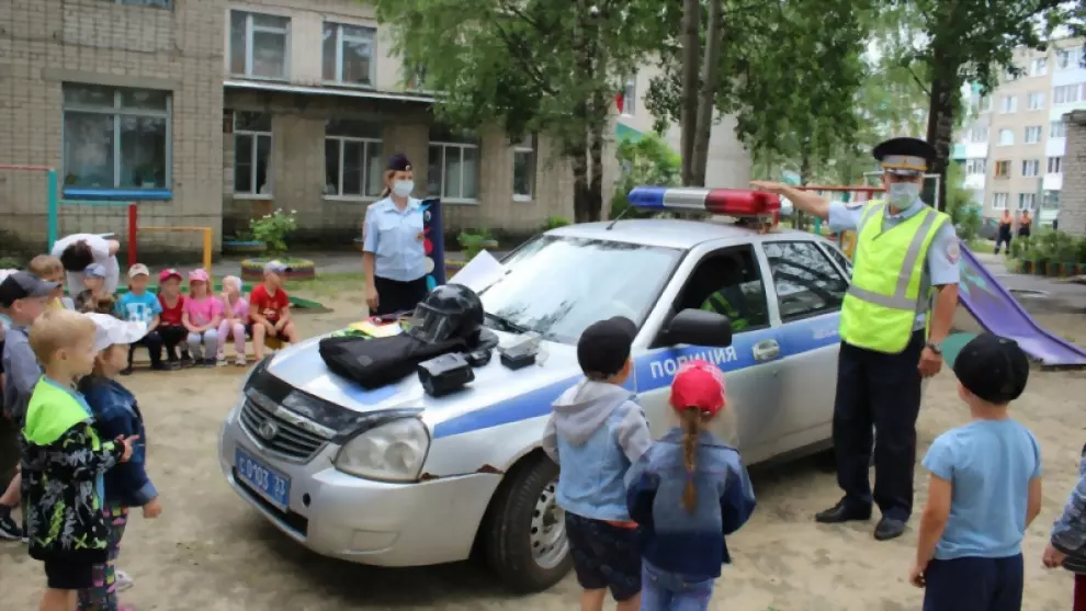 Полицейские продолжа...