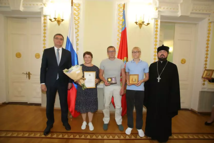 Губернатор наградил...
