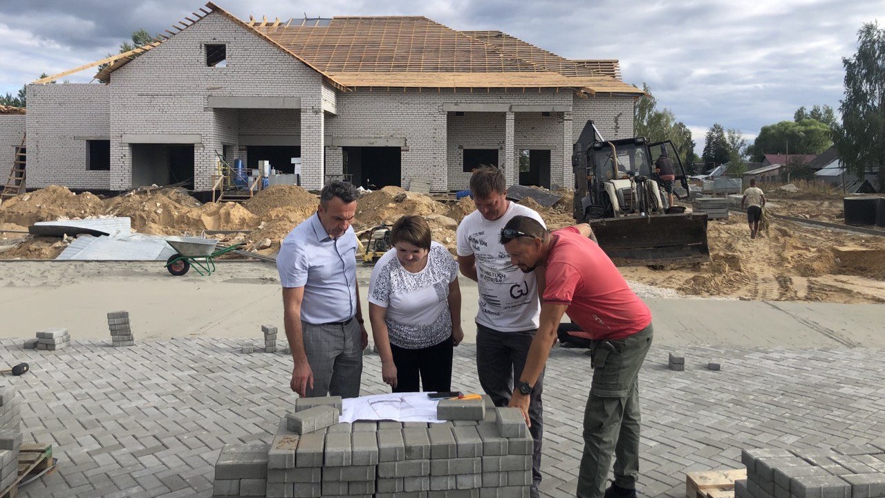 Алексей Кабенкин в ходе выездного совещания посетил строительную площадку нового дома культуры в деревне Уляхино