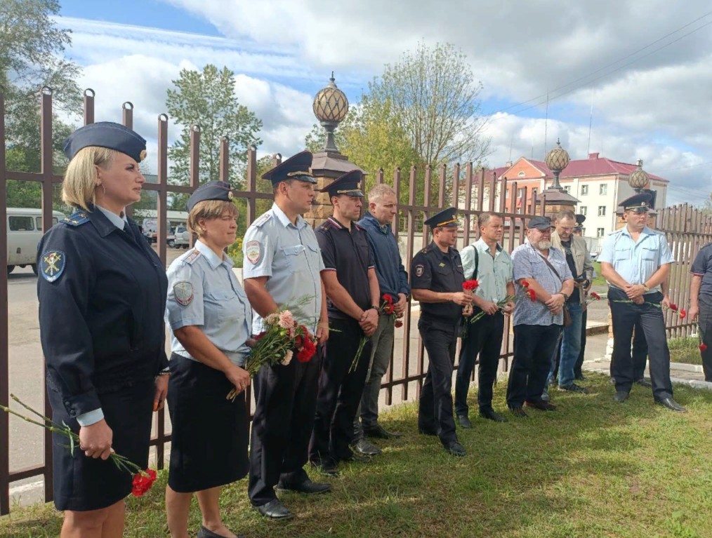 Полицейские, ветераны и общественники почтили память сотрудников, погибших при исполнении служебных обязанностей