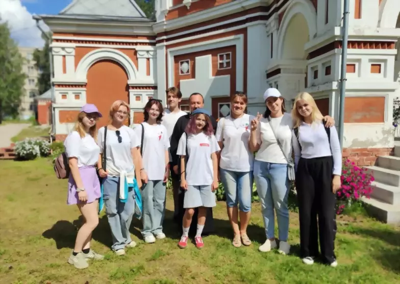 Первые в гостях у св...
