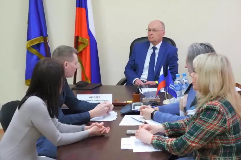 На апрельский прием...