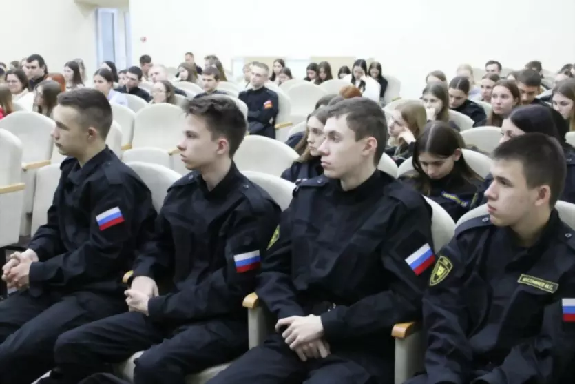 Сотрудники полиции п...