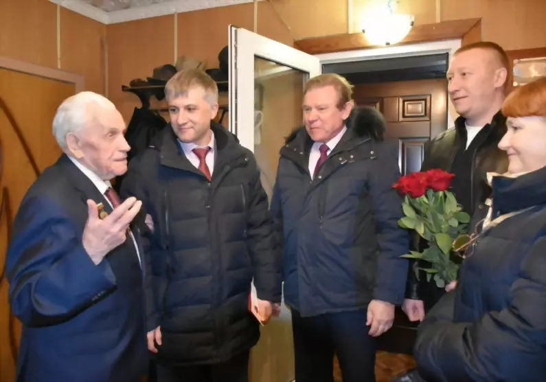 Глава города вручил...