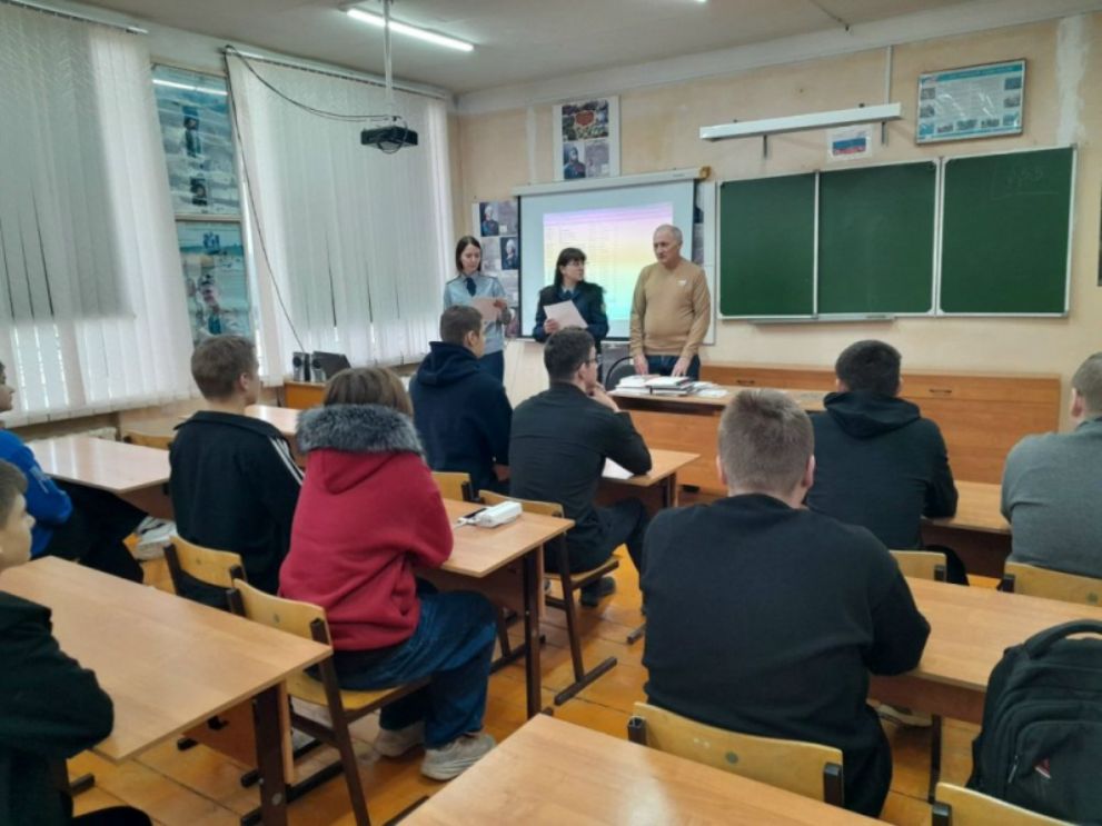 Сотрудники полиции и...