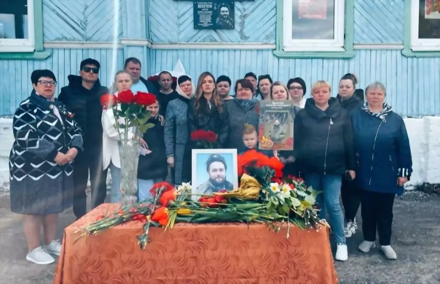 Мемориальную доску п...