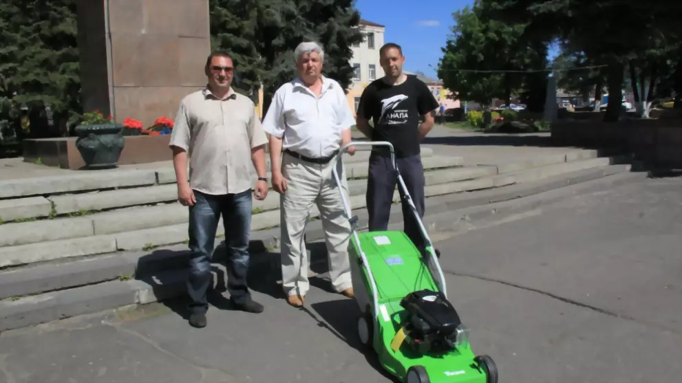 Газонокосилка в пода...