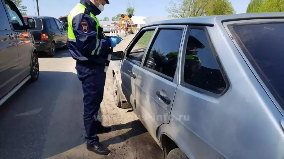 Сотрудники ГИБДД про...