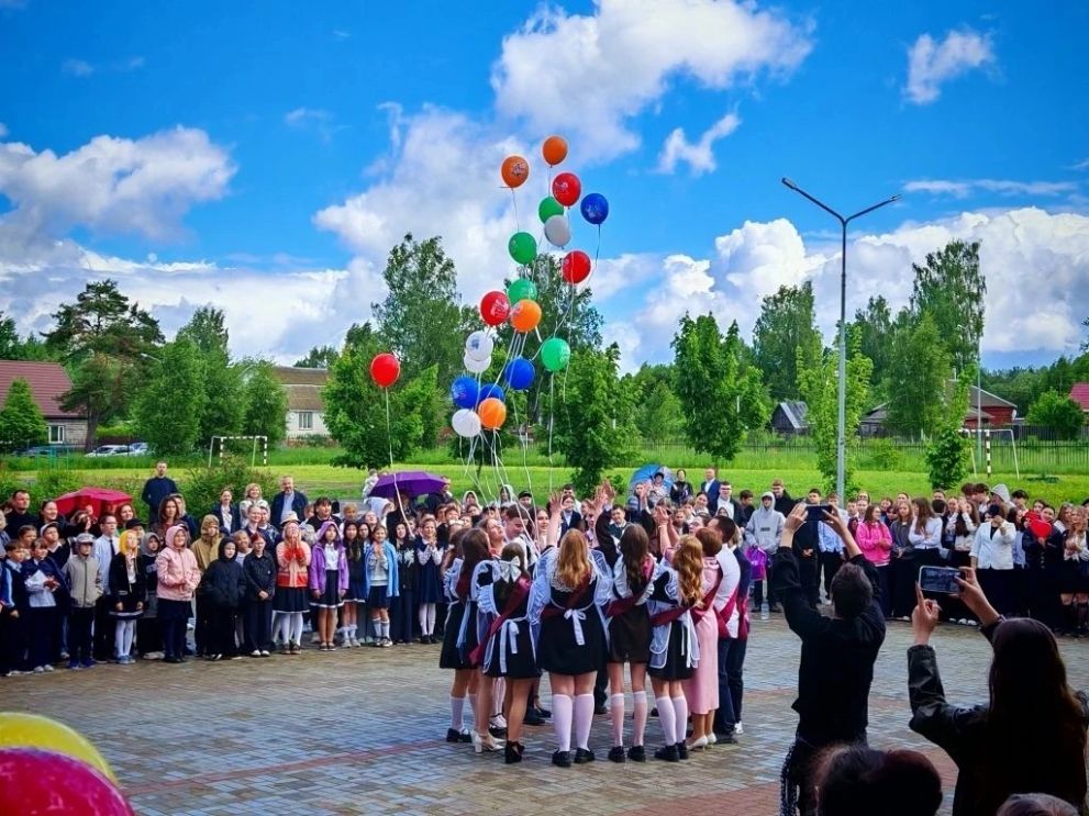 Более 500 выпускнико...