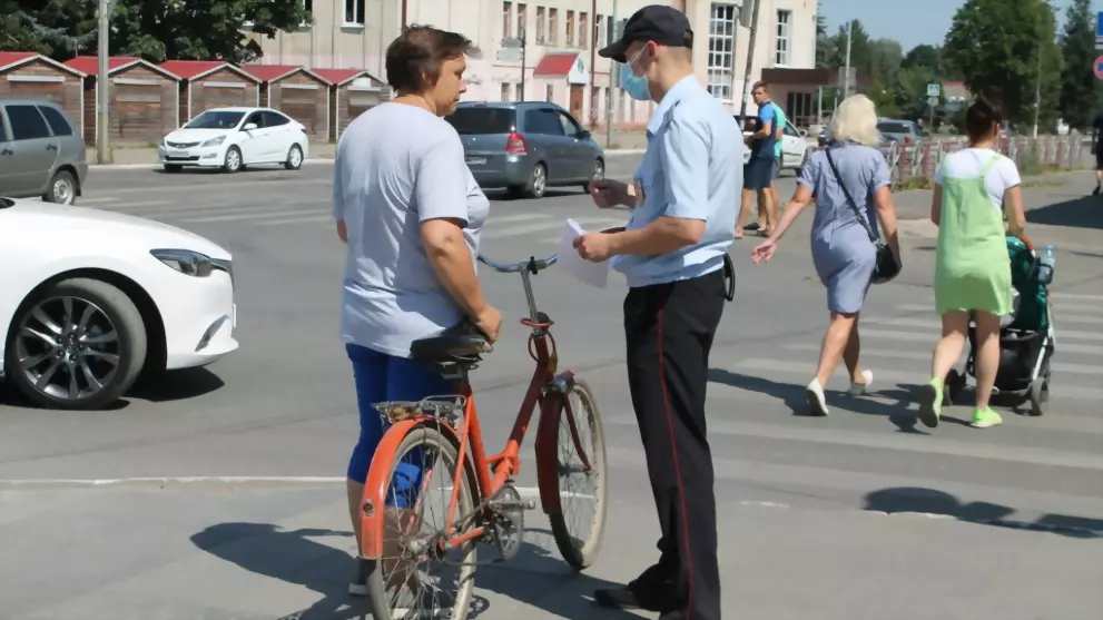 Полицейские проводят...