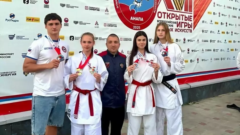 Спортсмены из клуба...