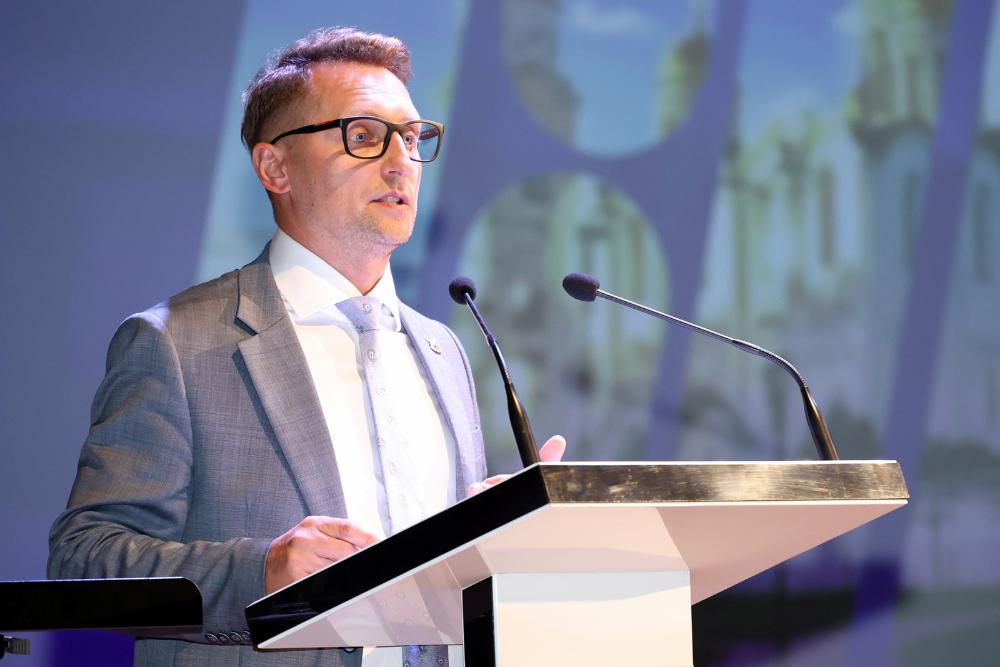 Под знаком семейных...