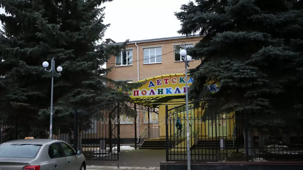 У детской поликлиник...