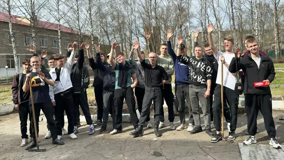 Молодежь активно бор...