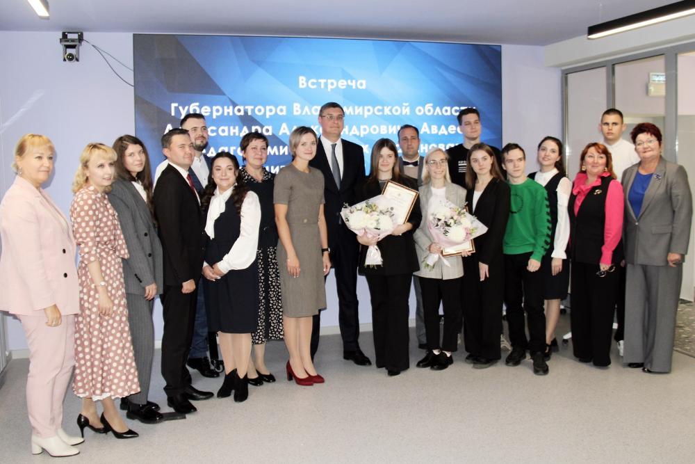 Александр Авдеев поз...