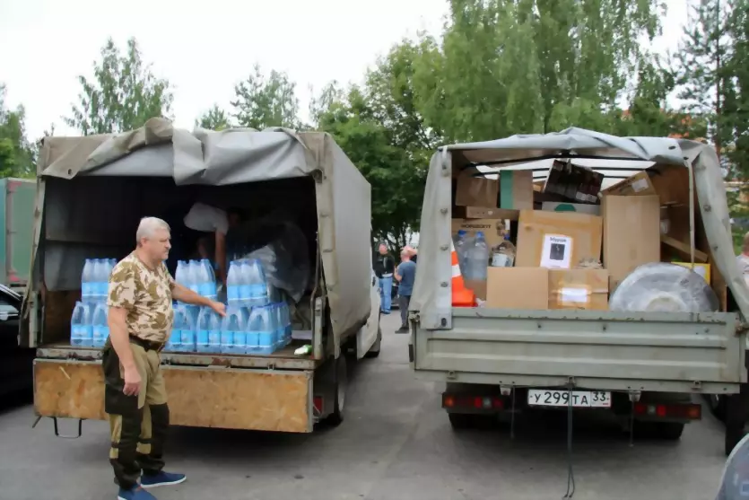 Конвой с гуманитарно...