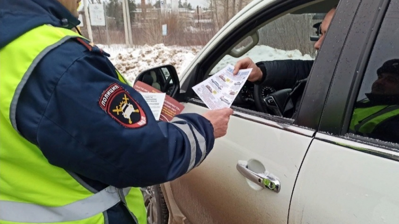 Сотрудники Госавтоинспекции напомнили водителям и пешеходам о необходимости соблюдения ПДД