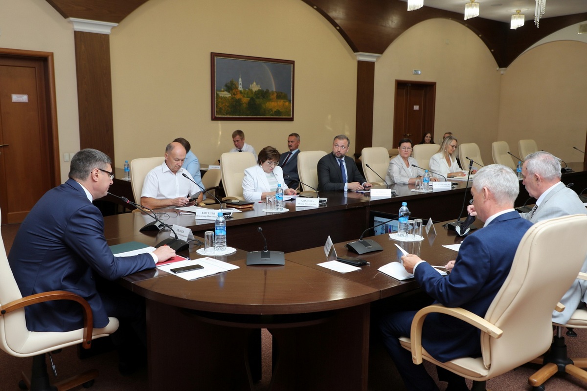 Александр Авдеев призвал муниципалитеты активизировать работу по программе капитального ремонта школ