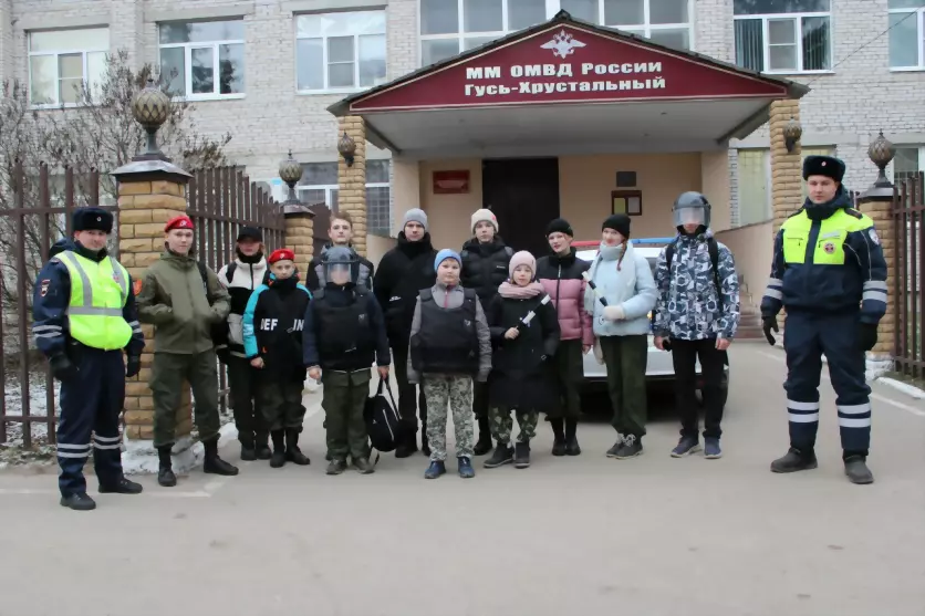 Сотрудники полиции п...