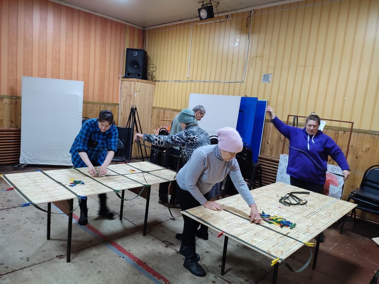 Жители Гусь-Хрустального района шьют носилки для отправки бойцам СВО