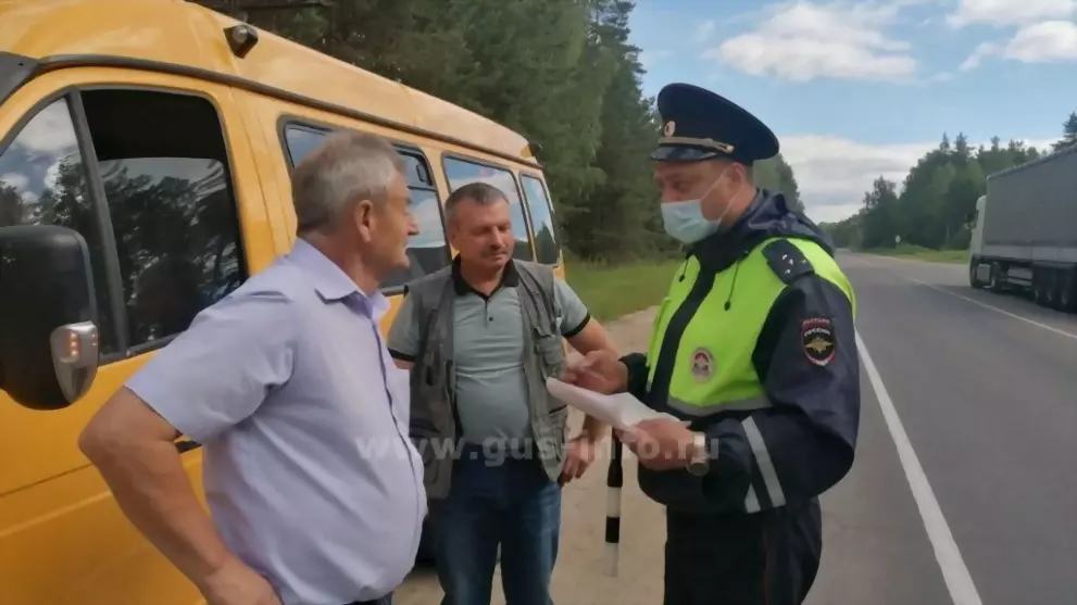 Сотрудники ГИБДД и г...
