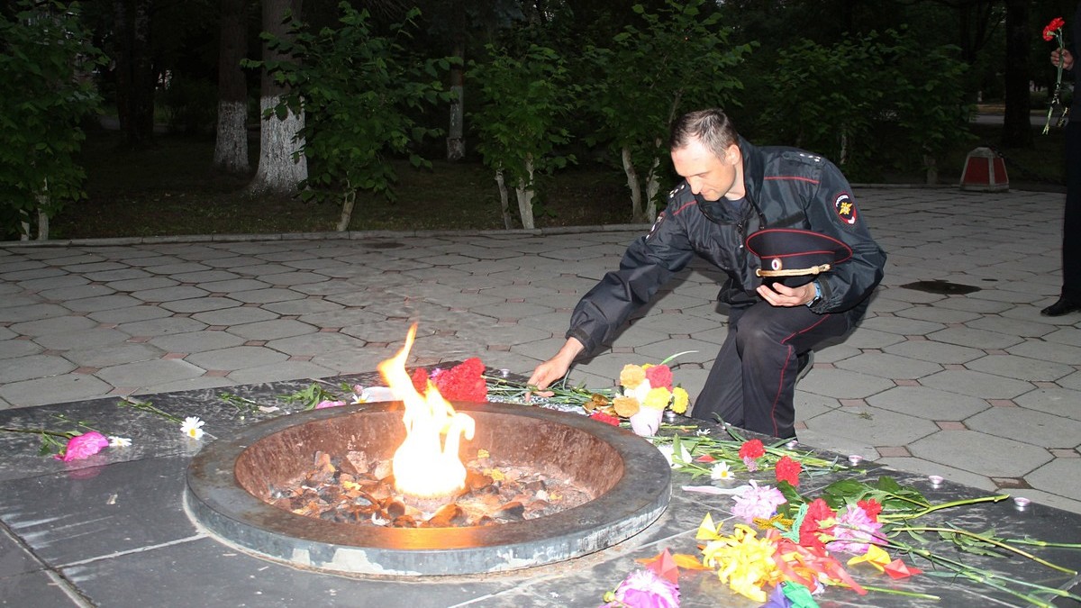 Полицейские, дети сотрудников, ветераны и общественники возложили цветы к мемориалу в День памяти и скорби