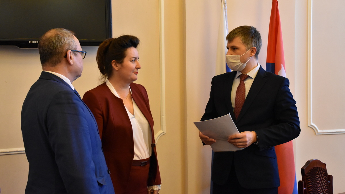 Глава города Алексей Соколов вручил свидетельства на получение субсидий на приобретение жилья