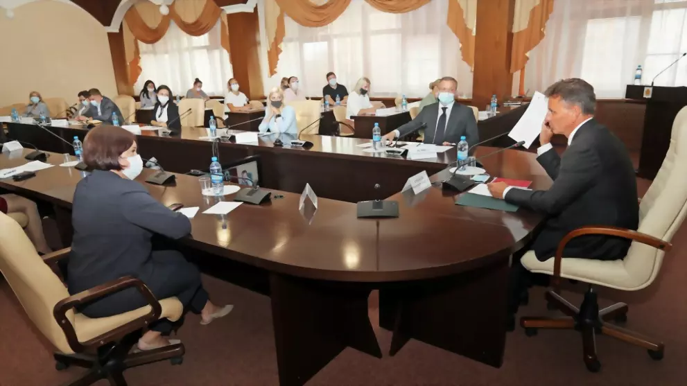 Губернатор обсудил с...