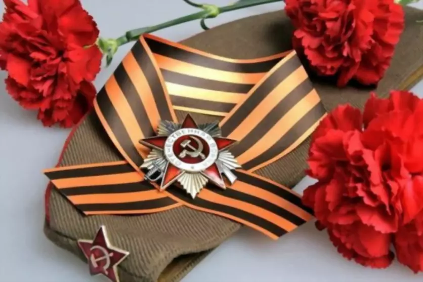 Денежные выплаты к Д...