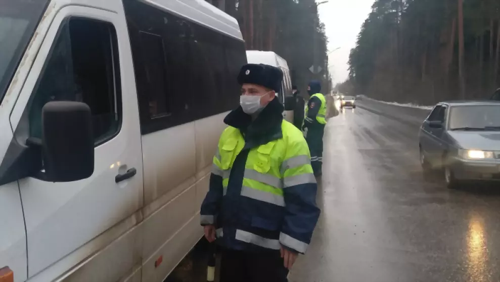 Сотрудники полиции п...