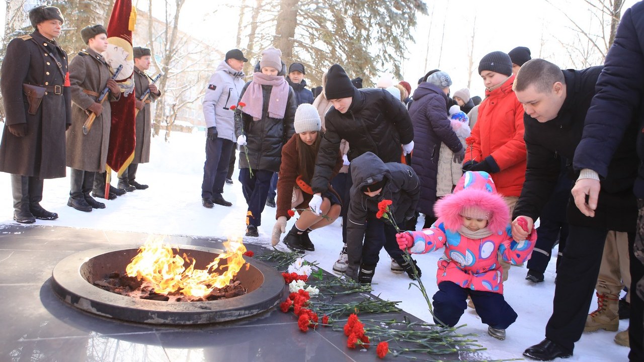 День защитника Отечества: торжественное возложение цветов и венков у Вечного огня