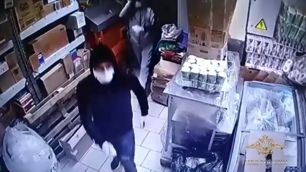 Обворовали магазин и...