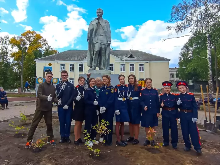 Кусты бересклета вок...