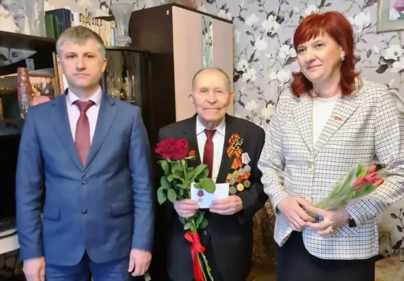 Глава города вручил...