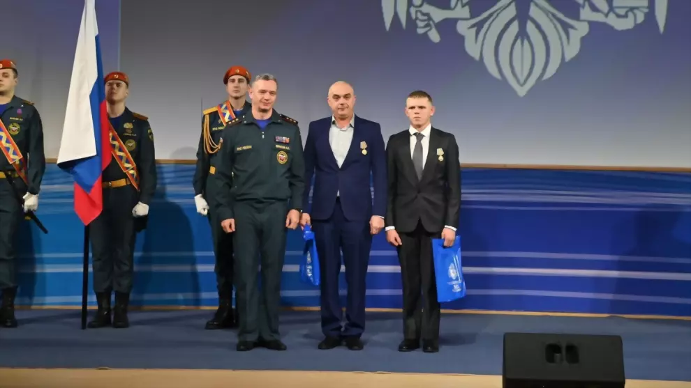 Дмитрию Смирнову и А...