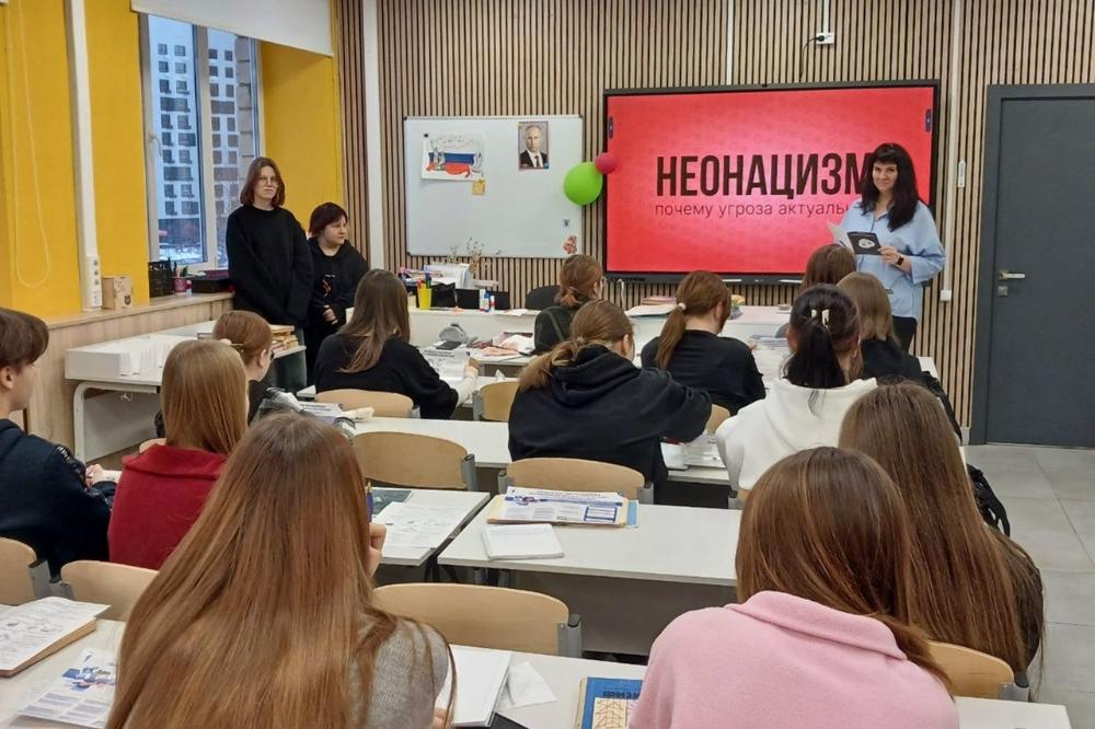 Школьникам и студент...