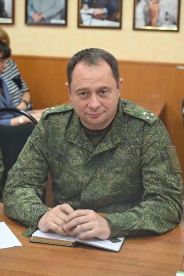 На должность военног...