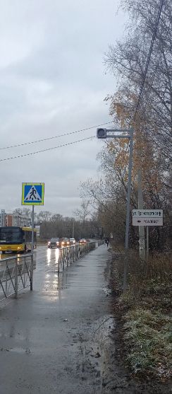 Новый столб сигнального знака напротив Дзержинской поликлиники поставили криво.