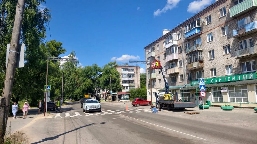 На проспекте 50-лет Советской Власти, напротив магазина "Юбилейный" оборудуют безопасный пешеходный переход.