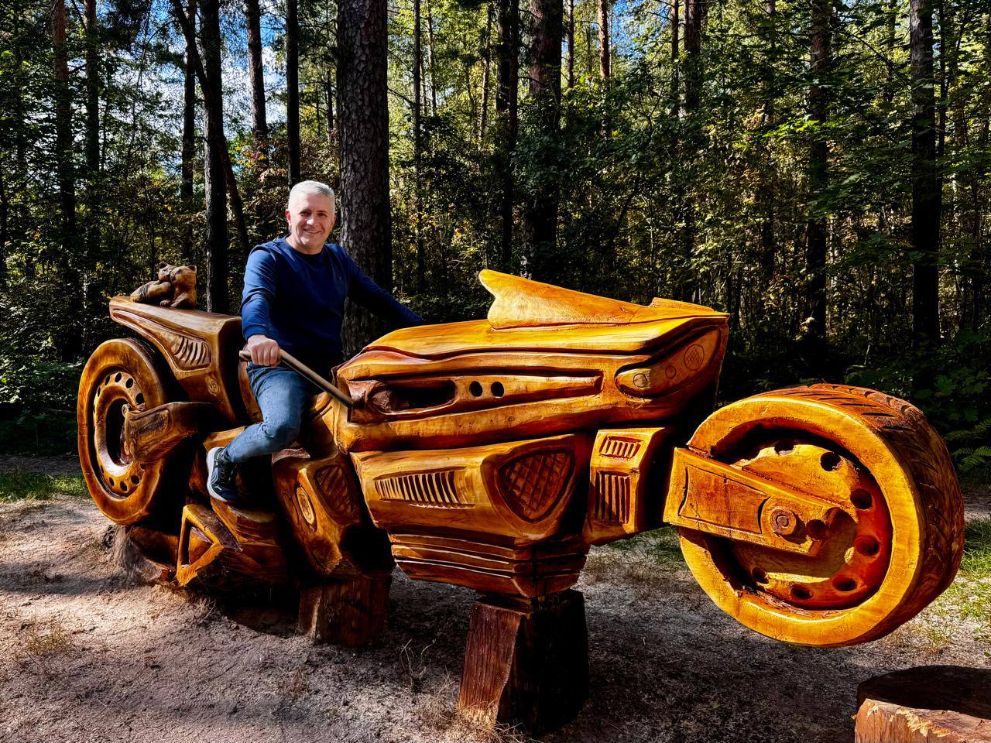 Мастер-краснодеревщик Игорь Володин создал новый арт объект в лесопарке "Сказка".