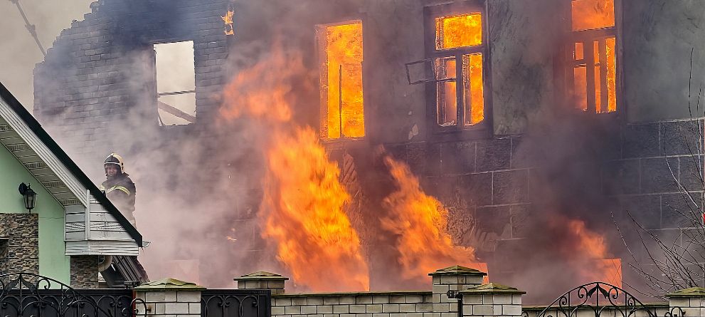 Герои в кадре! Отважный огнеборец.