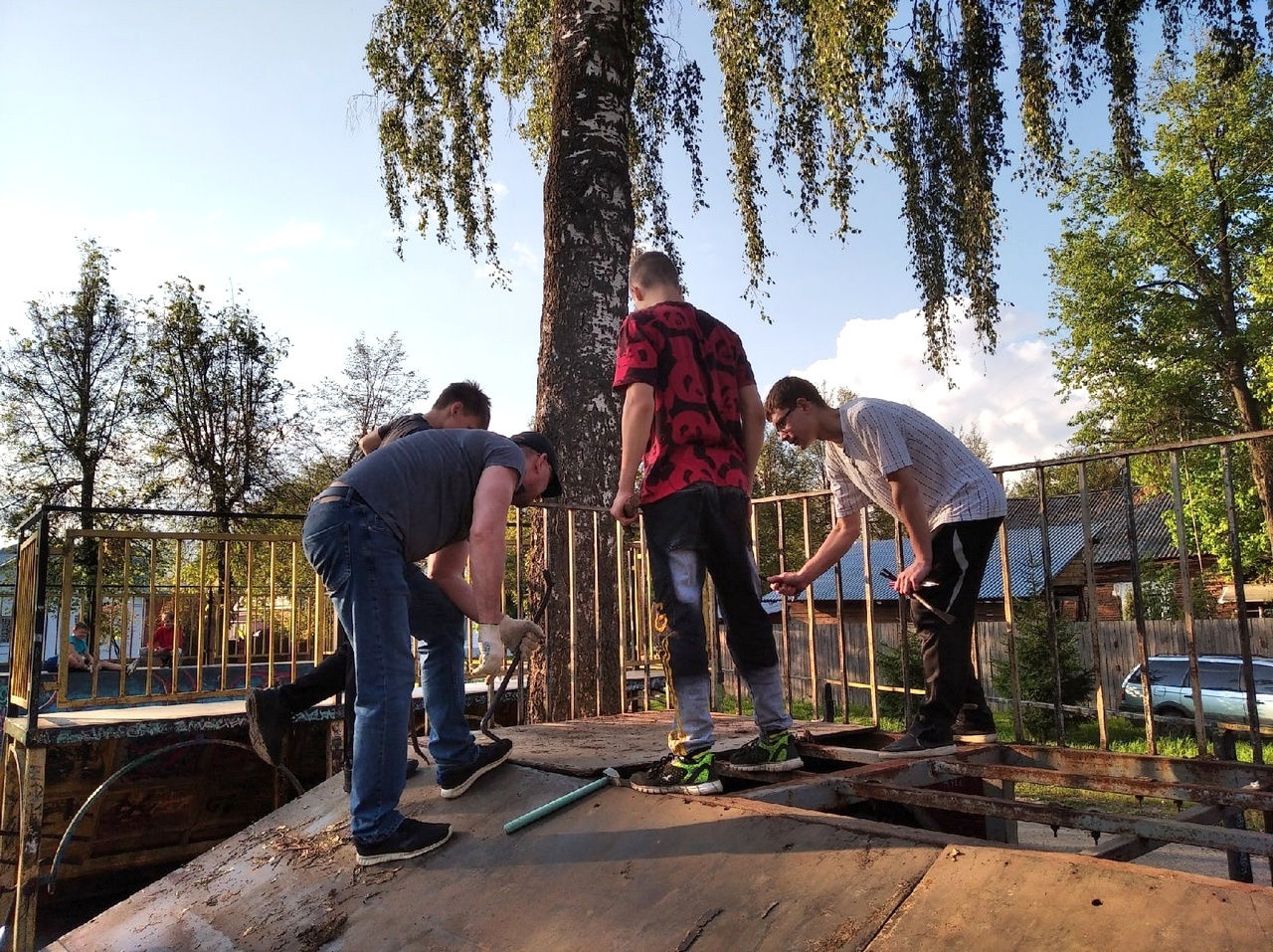 Молодёжное-общественное движение "Эко город" взялось за восстановление скейт-площадки в центре города.