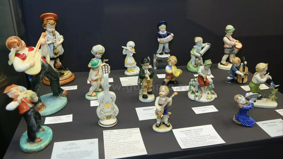 Выставка «Музыка в пластике»  —  это уни­каль­ная кол­лекция фар­фо­ровых ста­ту­эток из час­тной кол­лекции и соб­ра­ния музея