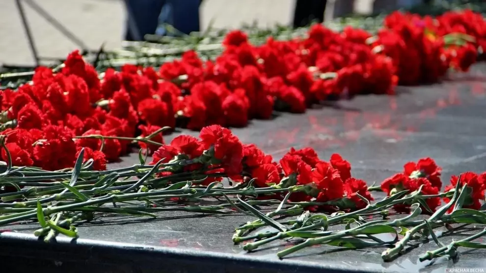 Возложение венков и цветов к мемориалу «Вечный огонь»