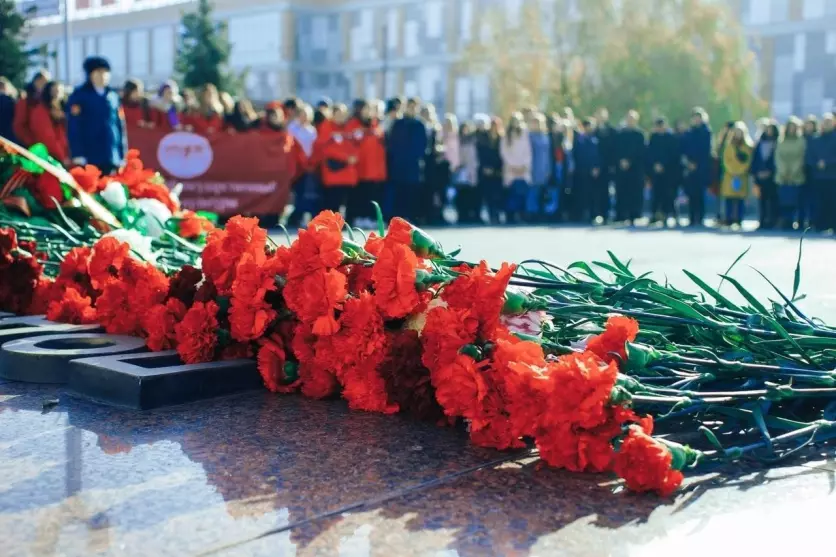 Возложение венков и цветов к памятнику «Солдат Мельников»