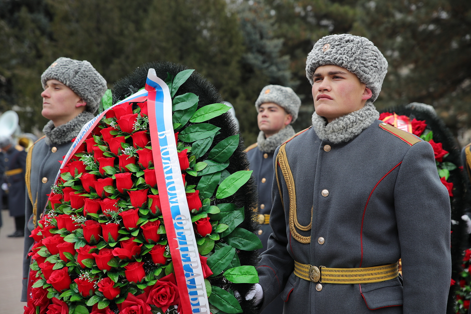 Сегодня февраля. Возложение венков 23 февраля. Возложение цветов 23 февраля. Ростов 23 февраля возложение венков. Ростов на Дону 23 февраля 2022 возложение венков.