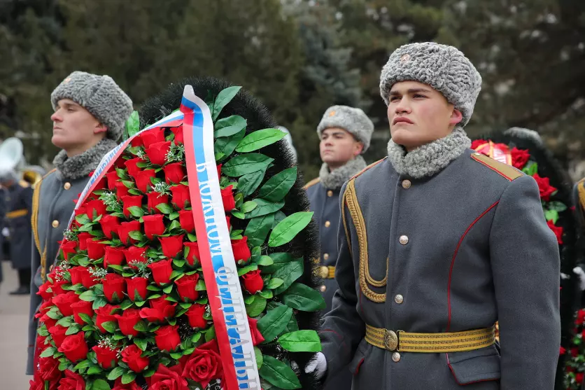 Возложение цветов и венков к Вечному огню, посвященное Дню воинской славы России - Дню защитника Отечества.