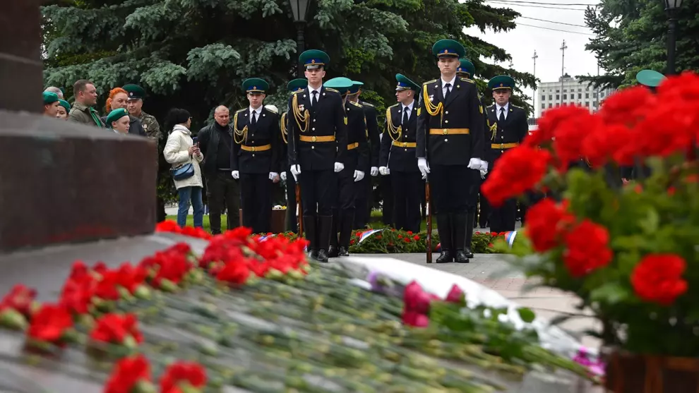 Возложение венков и цветов к памятнику войнам, павшим в локальных войнах и вооруженных конфликтах