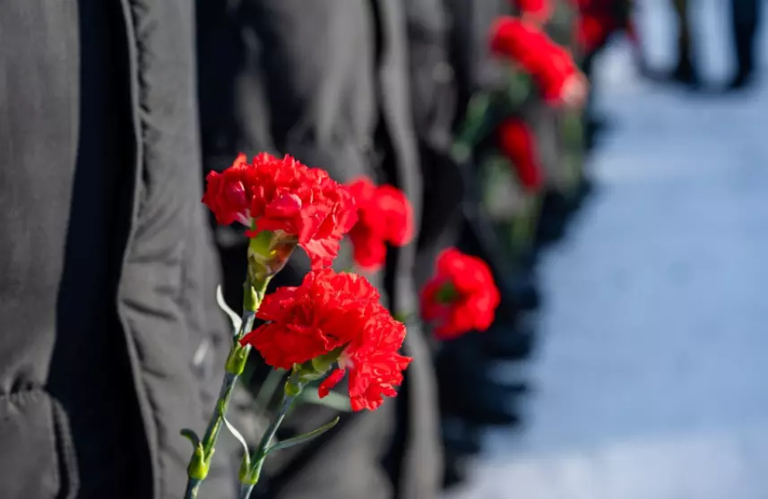 Торжественное возложение цветов, посвященное Дню памяти неизвестного солдата