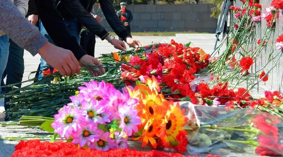 Возложение венков и цветов к памятнику войнам, павшим в годы ВОВ 1941-1945 гг.